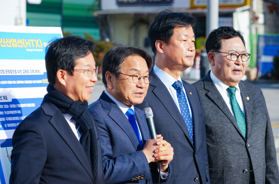 ▲ 강기정 광주광역시장이 23일 오전 광주 송정역 광장에서 열린 '광주송정역 관련 통합특별법 현장 설명회'에서 광역교통체계 구축 방안 등을 설명하고 있다. 왼쪽부터 박병규 광산구청장, 강기정 광주시장, 박균택 국회의원, 김명수 광산구의회 의장.ⓒ광주광역시 제공