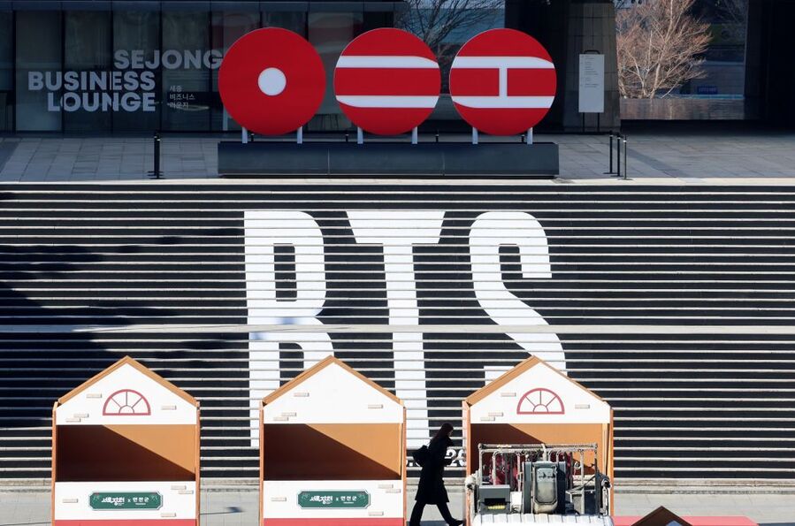 ▲ 6일 오전 서울 종로구 세종문화회관 계단에 방탄소년단(BTS)의 정규 5집의 로고, 발매 일자, 팀명을 이용한 래핑이 되어 있다. BTS의 정규 5집은 오는 3월20일 발매된다. ⓒ뉴시스