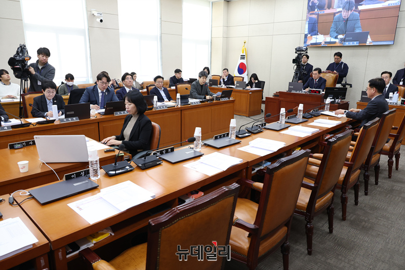 ▲ 신정훈 국회 행정안전위원회 위원장이 23일 국회에서 열린 행안위 전체회의를 주재하고 있다. 이날 행안위는 전체회의를 열고 국민투표법 개정안을 여당 주도로 처리했다. ⓒ이종현 기자