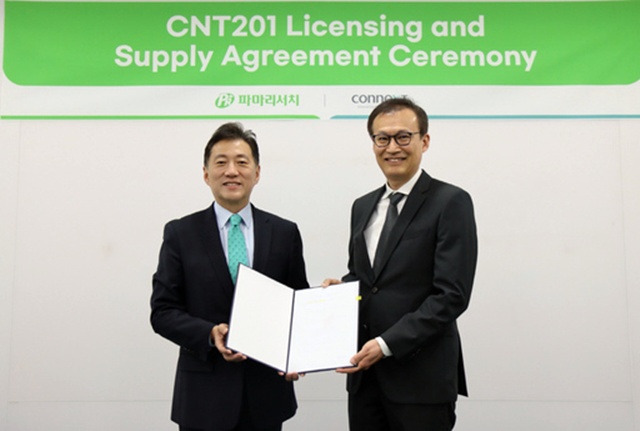 ▲ 계약식에서 손지훈 파마리서치 대표(좌)와 이우종 코넥스트 대표가 기념 촬영을 하고 있다. ⓒ파마리서치