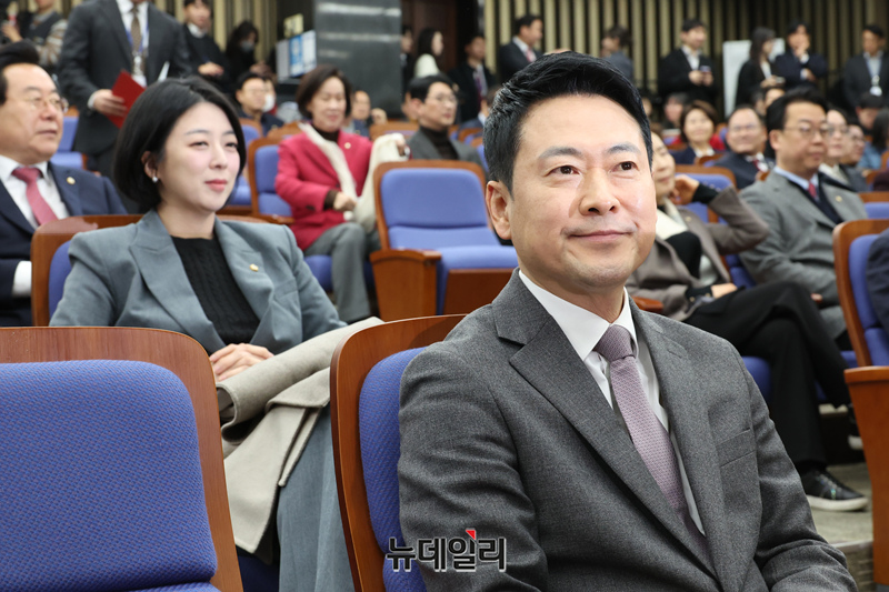 ▲ 장동혁 국민의힘 대표와 배현진 의원이 23일 국회에서 열린 의원총회에 참석해 앉아 있다. ⓒ이종현 기자