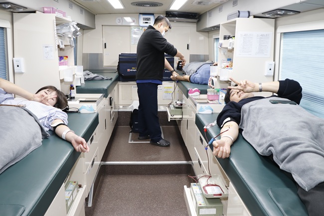 ▲ 한국도로공사 강원본부가 23일 본관 앞 이동 헌혈버스에서 '2026년 제1회 사랑의 헌혈' 캠페인을 전개했다. ⓒ한국도로공사 강원본부