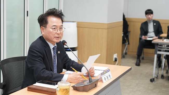 ▲ 육동한 춘천시장이 23일 시청 다목적회의실에서 '2027년 정부예산 확보 전략 보고회'를 개최했다. ⓒ춘천시