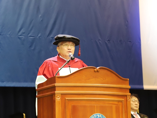 ▲ 청주대학교 2026학년도 신입생 입학식이 23일 오후 석우문화체육관에서 열린 가운데 김윤배 총장이 환영사를 하고 있다. ⓒ청주대