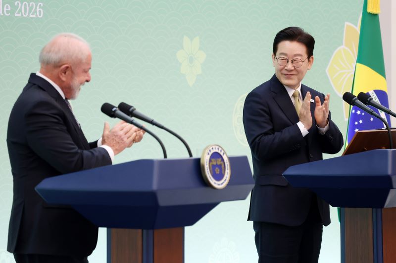 ▲ 이재명 대통령과 브라질 루이스 이나시우 룰라 다 시우바 대통령이 23일 청와대에서 한-브라질 공동 언론발표를 마친 뒤 함께 박수를 치고 있다. ⓒ뉴시스