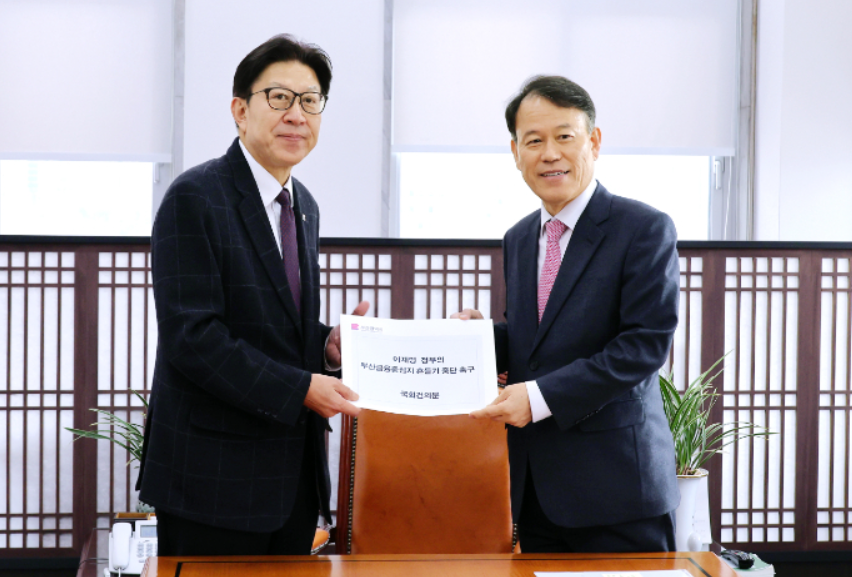 ▲ 박형준 부산시장(왼쪽)이 윤한홍 국회 정무위원장(오른쪽)에게 건의문을 전달하고 있다.ⓒ부산시