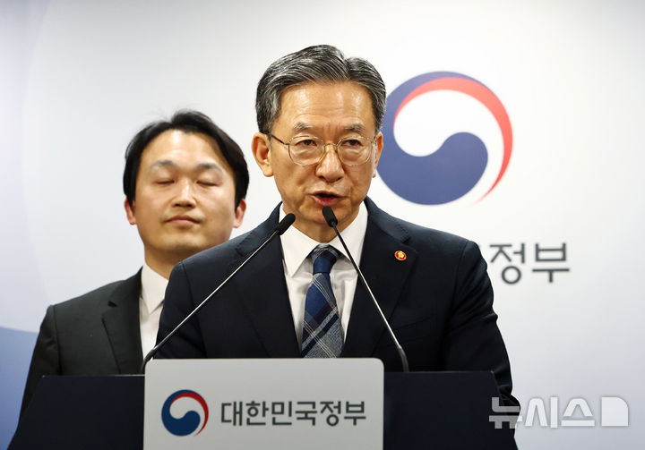 ▲ 정성호 법무부 장관이 23일 오후 서울 종로구 정부서울청사에서 열린 '대한민국 정부 엘리엇 국제투자분쟁(ISDS) 중재판정 취소소송 승소' 브리핑을 하고 있다. ⓒ뉴시스