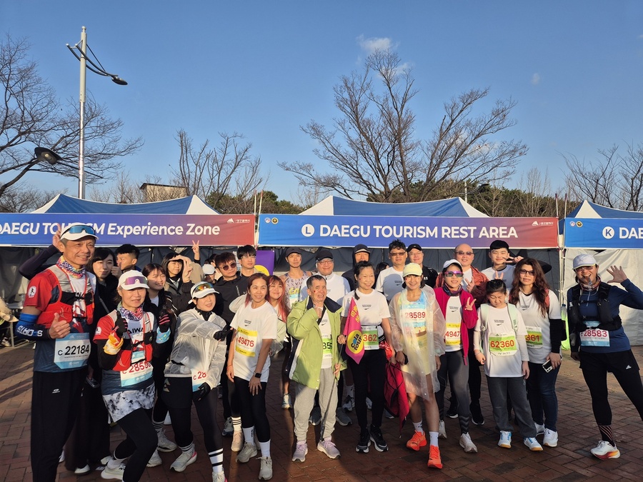 ▲ 대만홍콩 관광객들이 출발 전 단체사진을 촬영하고 있다.ⓒ대구시