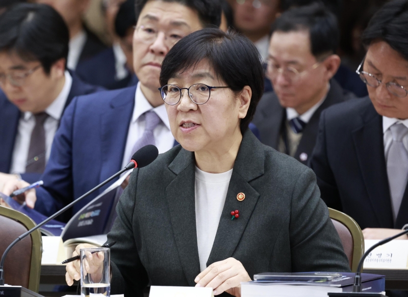 ▲ 코로나19 팬데믹 당시 질병관리청장이었떤 정은경 보건복지부 장관이 2025년 12월 16일 세종시 정부세종컨벤션센터에서 열린 보건복지부(질병관리청)·식품의약품안전처 업무보고에서 발언하는 모습. ⓒ뉴시스