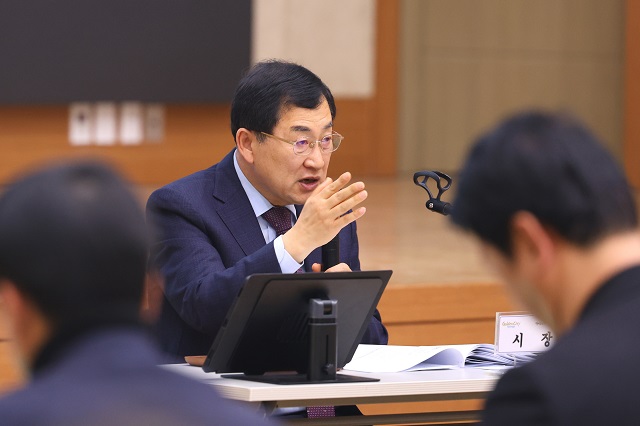 ▲ 주낙영 시장이 23일 오전 청내 알천홀에서 확대간부회의를 주재하며 주요 현안에 대해 발언하고 있다.ⓒ경주시