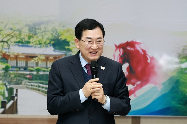 ▲ 주낙영 시장이 지난 6일 현곡면 복지회관 3층 회의실에서 열린 ‘시민과 함께 만드는 현장소통마당’에서 주민들과 대화를 나누고 있다.ⓒ경주시