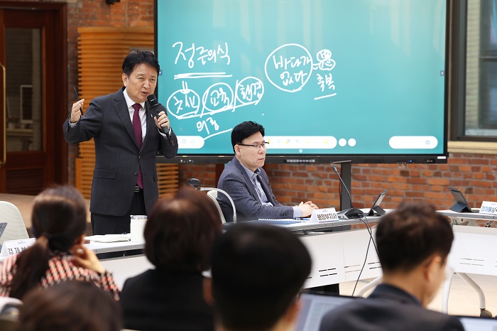 ▲ 김영환 충북지사가 23일 확대간부회의에서 '오송 돔구장'은 도민이 머물고 정착하고 싶은 환경을 만들기 위한 중요한 프로젝트라고 설명하고 있다.