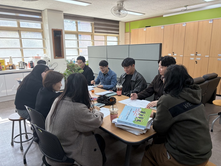 ▲ 경북교육청은 2026학년도 신학기 개학을 앞두고 기초학력 보장과 학생 안전 및 건강 관리, 고교학점제 안착 등 주요 교육개혁 과제가 학교 현장에 안정적으로 자리 잡을 수 있도록 신학기 준비 점검단을 구성해 운영한다(인동고등학교 새학년 준비주간 운영 모습).ⓒ경북교육청