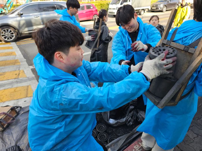 ▲ 인천환경공단이 마련한 난방 취약 계층을 위한 사랑의 연탄 전달 프로그램에 참여한 한 자원봉사단원들이 연탄을 나르고 있다. ⓒ 인천환경공단 제공