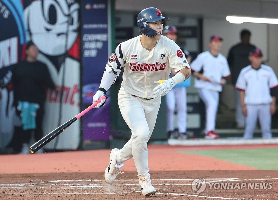 ▲ KBO가 도박장을 출입한 롯데 고승민(사진), 김동혁, 나승엽, 김세민에게 출장 정지 징계를 내렸다.ⓒ연합뉴스 제공