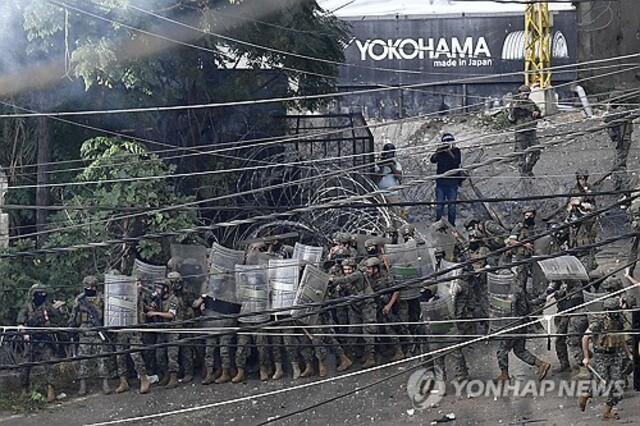 ▲ 가자지구 전쟁이 발발한 직후인 2023년 10월 18일 레바논 베이루트의 주레바논 미국대사관 건물 앞에서 이스라엘 반대 시위가 열리자 레바논 정부 보안인력이 이를 막고 있다. 출처=EPAⓒ연합뉴스