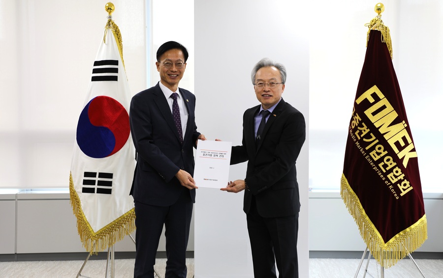 ▲ 최진식 중견련 회장이 김용선 지식재산처장과 접견하고 있다. ⓒ중견련