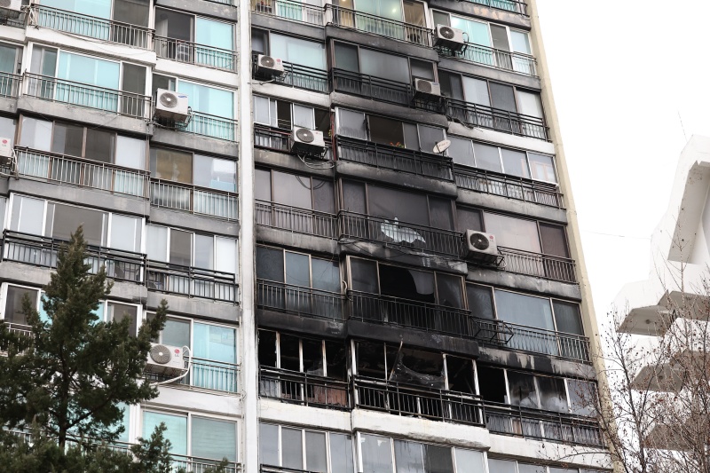 ▲ 24일 화재가 발생한 서울 대치동 은마아파트 외벽이 검게 그을려 있다. ⓒ뉴시스