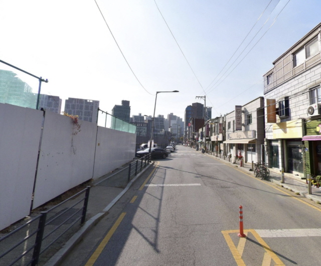 ▲ 구리역 하이니티 리버파크 현장(왼쪽)과 주변 저층상가. ⓒ네이버지도