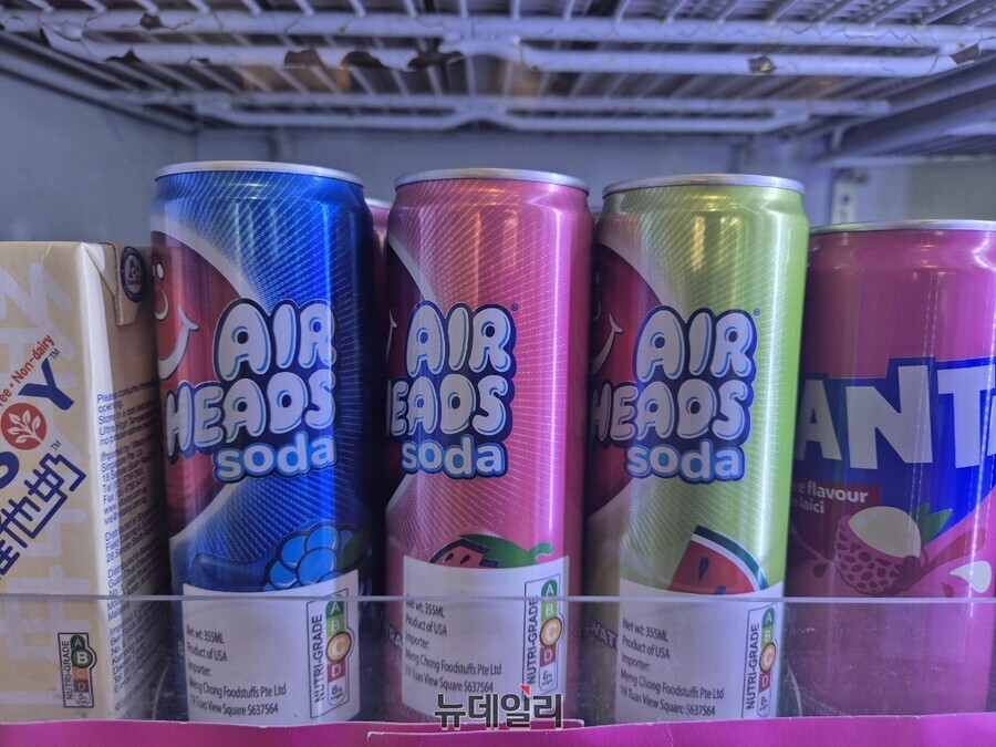 ▲ 싱가포르 내 한 편의점에 진열된 음료. 하단에 뉴트리그레이드가 표기돼있다.ⓒ조현우 기자