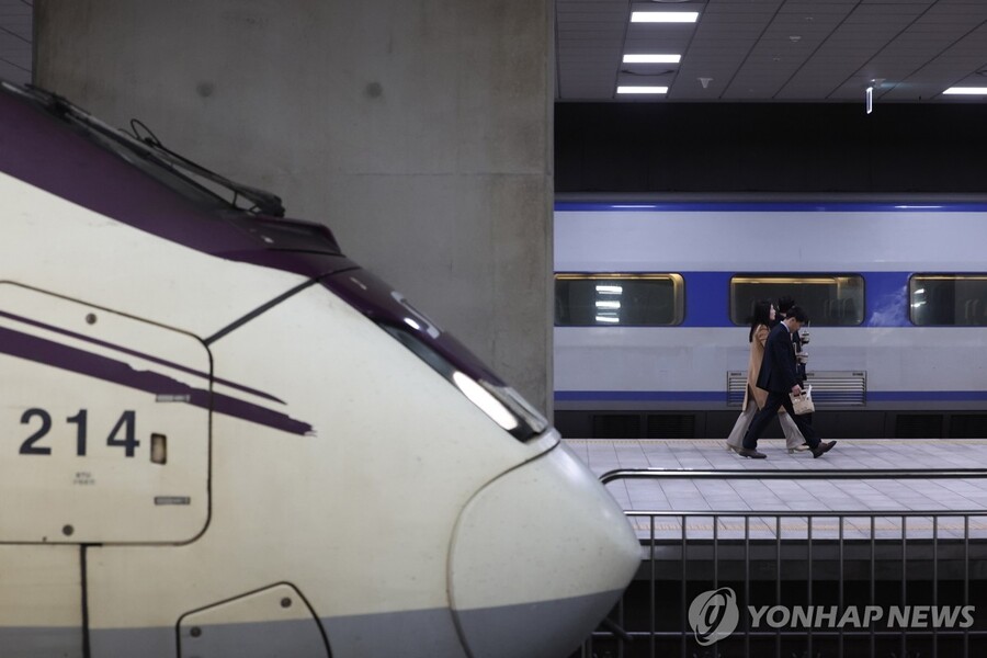 ▲ 10일 서울 강남구 SRT 수서역에 한국철도공사(코레일) KTX 열차와 SRT 열차가 정차해 있다. ⓒ연합뉴스