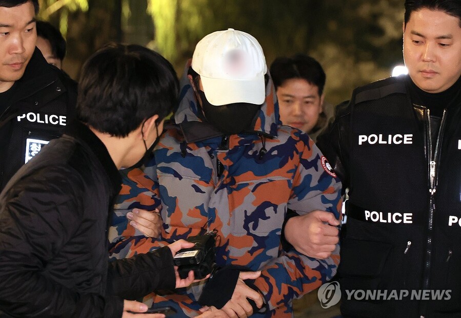 ▲ 압수수색 과정에서 도주한 도이치모터스 주가조작 사건 공범 이준수씨가 지난해 11월 20일 충주시 소재 휴게소에서 체포, 서울 광화문 김건희 특검 조사실로 압송되고 있다. ⓒ연합뉴스