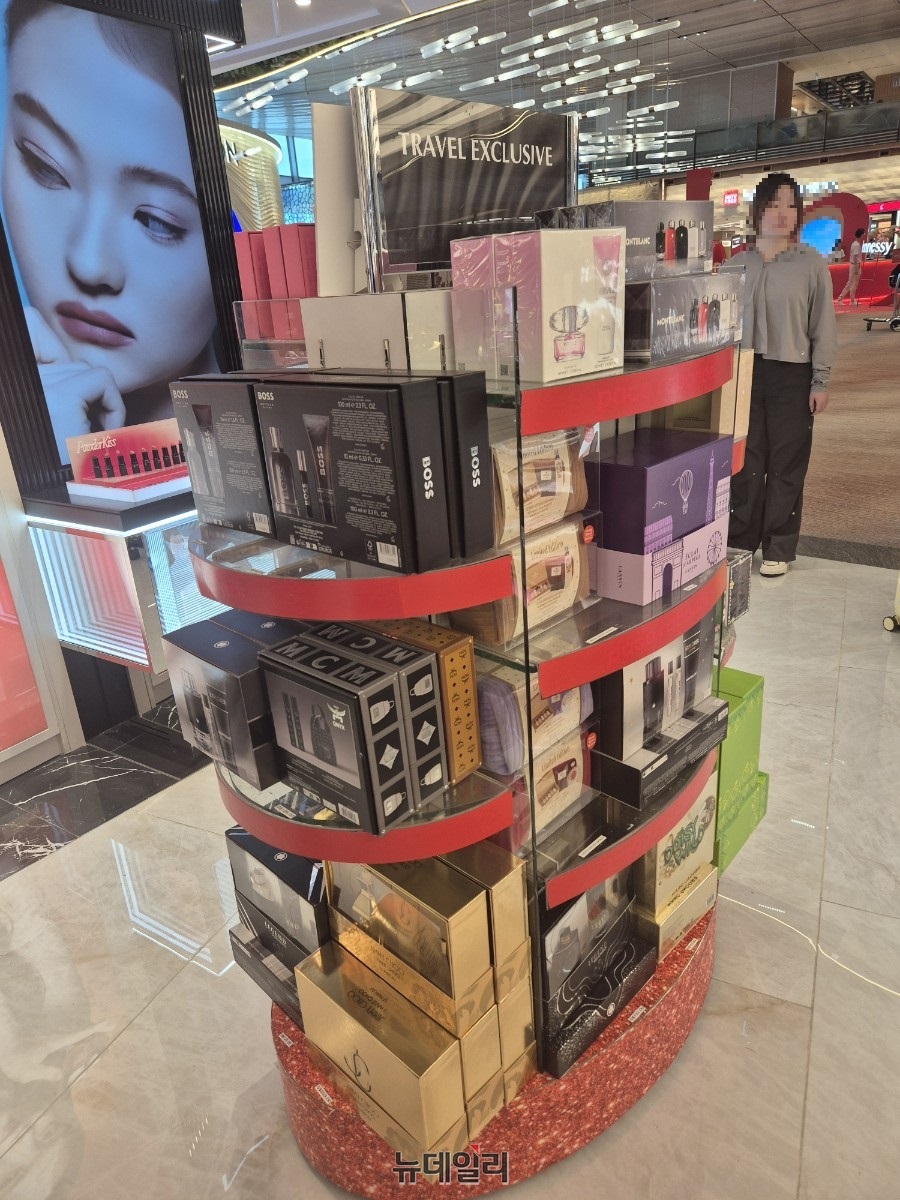 ▲ 브랜드별 운영에서 최근에는 카테고리로 묶어 곤돌라(개방형 선반대)를 운영하는 방식도 활용하고 있다.ⓒ조현우 기자