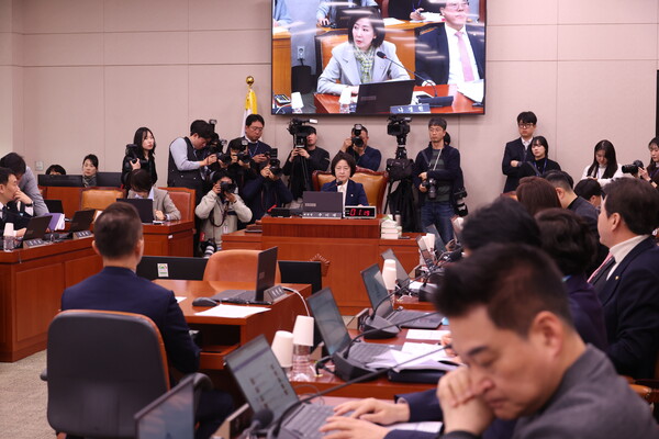 ▲ 추미애 국회 법사위원장이 24일 오전 서울 여의도 국회에서 열린 법제사법위원회 전체회의에서 회의를 주재하고 있다. ⓒ뉴시스