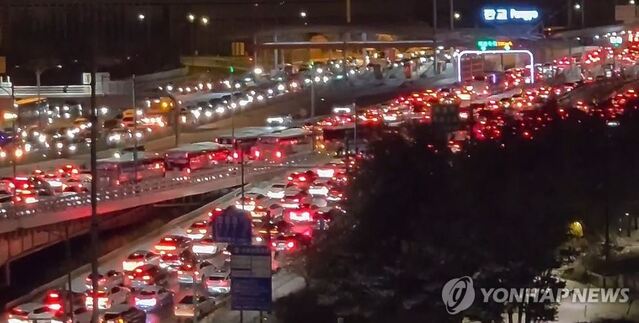 ▲ 지난해부터 급격히 악화하기 시작한 자동차보험 적자가 새해 들어서도 개선될 기미가 보이지 않고 있다. 사진은 경부고속도로 판교톨게이트 진입로에 차량이 몰려 정체를 빚고 있는 모습. ⓒ연합뉴스