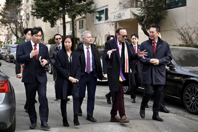 ▲ RAMSA 관계자들이 압구정3구역 현장을 둘러보고 있다. ⓒ현대건설