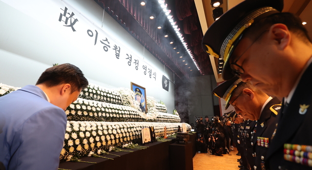 ▲ 고속도로 교통사고 정리 중 2차 사고로 순직한 故 이승철 경감의 영결식이 치러진 6일 전북 전주시 전북경찰청에서 경찰관들이 묵념을 하고 있다. 2026.01.06. ⓒ뉴시스