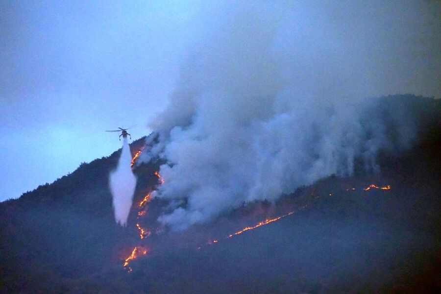 ▲ 산림청 산불진화헬기가 24일 경남 밀양 삼랑진읍 검세리 일원에서 발생한 산불현장에 투입돼 진화 작업을 위한 물 투화를 하고 있다. ⓒ산림청 제공