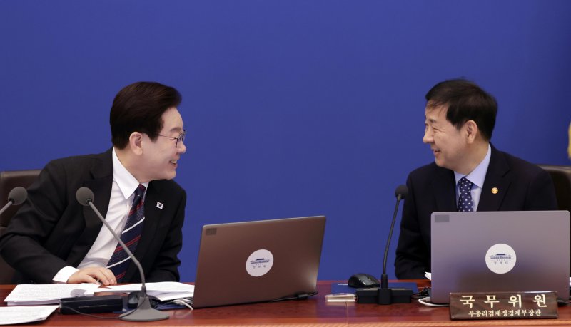 ▲ 재명 대통령이 24일 청와대에서 열린 국무회의에서 구윤철 부총리 겸 재정경제부 장관과 대화하고 있다. ⓒ뉴시스