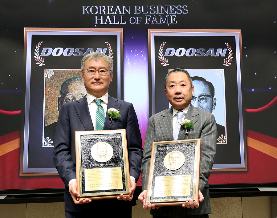 ▲ 24일 서울 이화여대 경영대학 60주년 기념홀에서 열린 '대한민국 기업가 명예의 전당헌액식'에서 박정원 두산그룹 회장(오른쪽)이 헌액 기념패를 들고 양희동 한국경영학회 회장(왼쪽)과 함께 기념촬영을 하고 있다. ⓒ두산