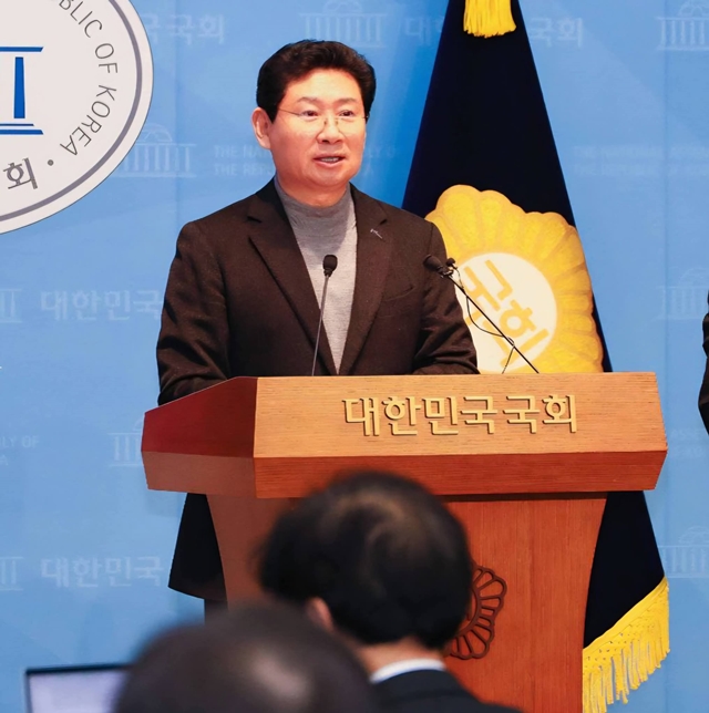 ▲ 이상일 용인시장이 24일 국회 소통관에서 용인 반도체 산단 관련 기자회견을 진행하고 있다. ⓒ이상일 용인시장 페이스북