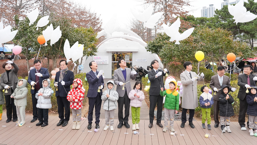 ▲ BNK부산은행(은행장 김성주)은 30일(목) 오전, 부산시민공원에서 부산광역시, 초록우산어린이재단과 '당신처럼 애지중지 공공형 키즈카페' 오픈식을 가졌다. ⓒBNK부산은행