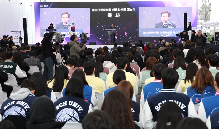 ▲ 24일 아산시 배방읍 천안·아산 KTX 역세권 연구개발(R&D) 집적지구에서 열린 '마이크로바이옴 의약품 상용화센터' 개소식에서 전형식 충남도 정무부지사가 축사를 하고 있다. ⓒ충남도