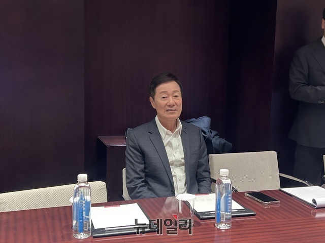 ▲ 한미약품 지주사 한미사이언스 최대주주인 신동국 한양정밀 회장이 24일 서울시 용산구 그랜드 하얏트 호텔에서 열린 기자간담회에서 발언하고 있다. ⓒ조희연 기자