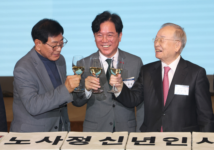 ▲ 8일 용산 피스앤파크컨벤션에서 열린 2026 노사정 신년인사회에서 서종수 한국노총 상임부위원장(왼쪽부터)과 김영훈 고용노동부 장관, 손경식 경총 회장이 건배를 하고 있다. ⓒ연합뉴스