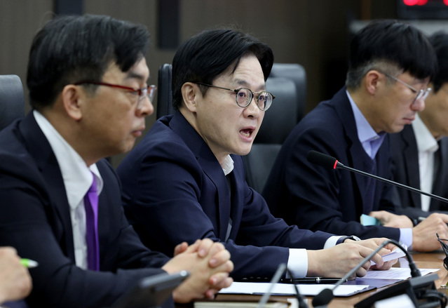 ▲ 김정관 산업통상부 장관이 23일 서울 중구 대한상공회의소 한국산업기술기획평가원에서 열린 미국 대법원의 국제비상경제권한법(IEEPA) 관세 위법 판결 관련 민관합동 대책회의에서 발언하고 있다. 2026.02.23. ⓒ뉴시스