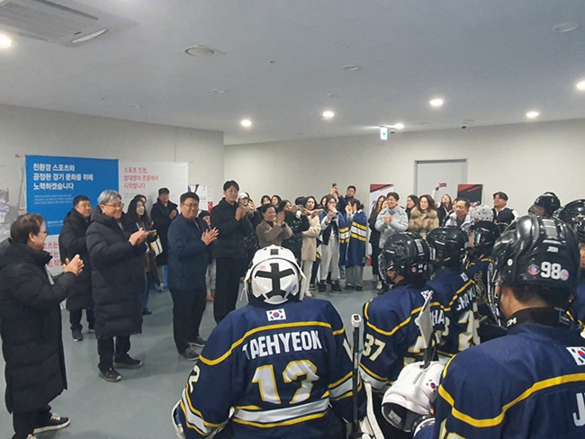 ▲ 충북도의회 행정문화위원회가 24일 강릉을 찾아 제107회 전국 동계체육대회에 출전한 충북 선수단을 격려하고 있다. ⓒ충북도의회