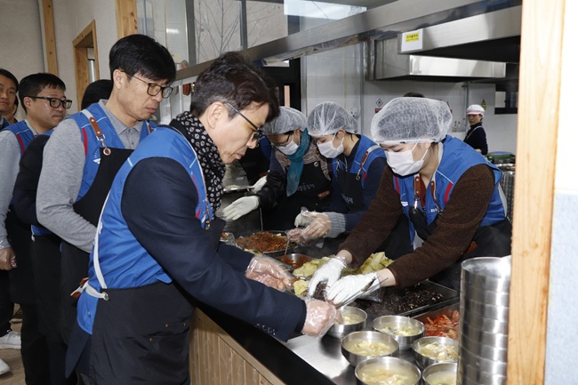 ▲ 한국도로공사 강원본부가 24일 원주시 원동에 위치한 밥상공동체 종합사회복지관 내 무료배식 식당에서 지역 어르신들을 대상으로 배식 봉사활동을 진행했다. ⓒ한국도로공사 강원본부