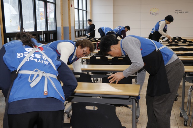 ▲ 한국도로공사 강원본부가 24일 원주시 원동에 위치한 밥상공동체 종합사회복지관 내 무료배식 식당에서 지역 어르신들을 대상으로 배식 봉사활동을 진행했다. ⓒ한국도로공사 강원본부