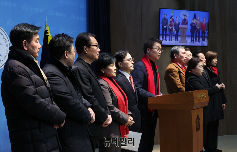 ▲ 국민의힘 원외당협위원장들이 지난 3일 국회 소통관에서 기자회견을 갖고 전날 의원총회에서 정성국 의원이 조광한 최고위원의 의총 참석 자격을 거론하며 설전을 벌인 것과 관련해 정 의원을 비판하고 있다. ⓒ이종현 기자