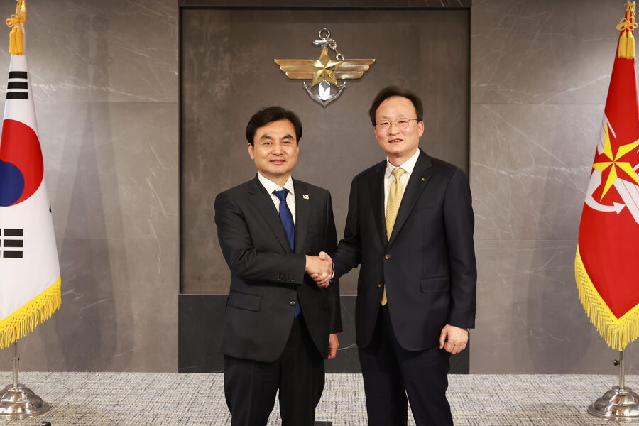 ▲ 서울 용산구 국방부 청사에서 열린 협약식에서 안규백 국방부 장관과 이환주 KB국민은행장이 기념사진을 찍고 있다. ⓒKB국민은행