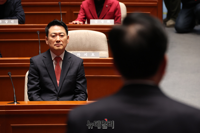 ▲ 장동혁 국민의힘 대표가 24일 오전 국회에서 열린 의원총회에서 송언석 원내대표 발언을 듣고 있다. ⓒ이종현 기자