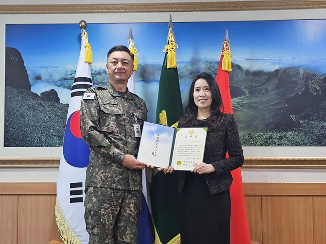▲ 강원랜드가 24일 계룡대 육군본부 군사경찰실에서 불법도박으로부터 국군 장병을 보호하고 건강한 병영문화 조성에 기여한 공로를 인정받아 김규하 육군참모총장으로부터 감사장을 받았다. ⓒ강원랜드