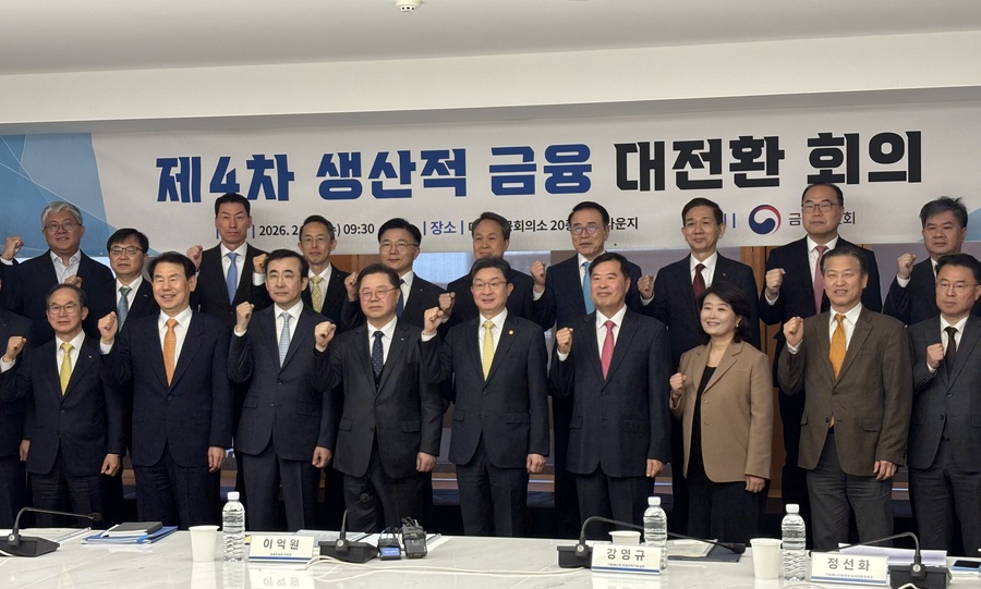 ▲ 이억원 금융위원장이 25일 대한상공회의소에서 '제4차 생산적금융 대전환 회의'를 열고 관계자들과 기념사진을 찍고 있다. ⓒ윤세라 기자