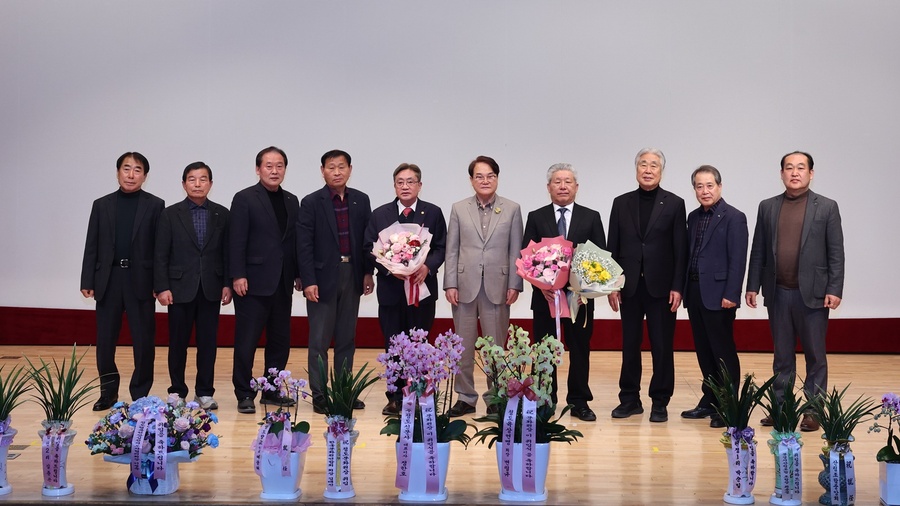 ▲ 청도문화원(원장 박순열)은 지난 24일 청소년수련관 다목적홀에서 지역 기관단체장과 문화예술인 등 200여 명이 참석한 가운데 제12대·제13대 원장 이·취임식을 가졌다.ⓒ청도문화원