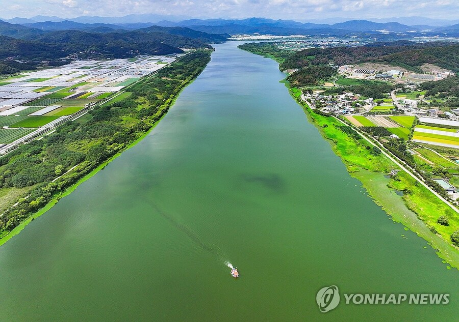 ▲ 2024년 8월 29일 대구 달성군 강정고령보 인근 낙동강에 녹조가 발생해 조류경보 '경계'단계가 발령된 가운데 녹조제거선이 운영되고 있다. ⓒ연합뉴스